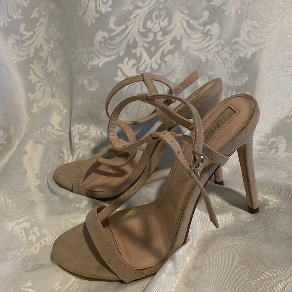 Size 7 tan 4 inch heel